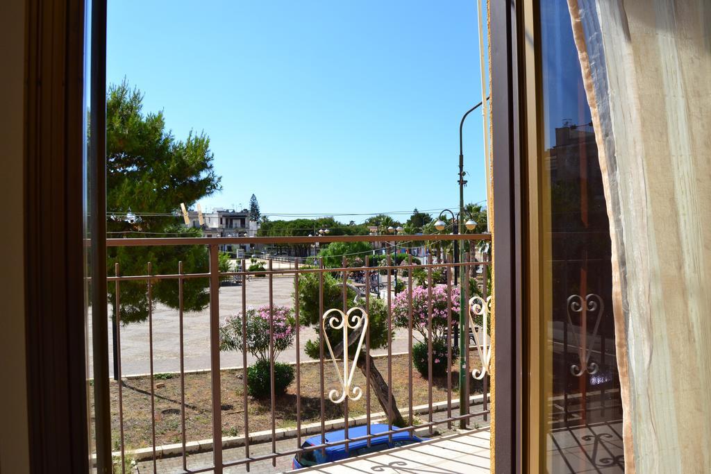 Casa Vacanze Laura Изола-делле-Феммине Экстерьер фото