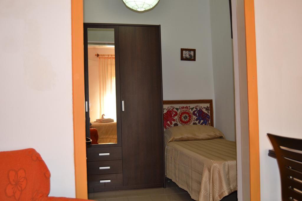 Casa Vacanze Laura Изола-делле-Феммине Экстерьер фото