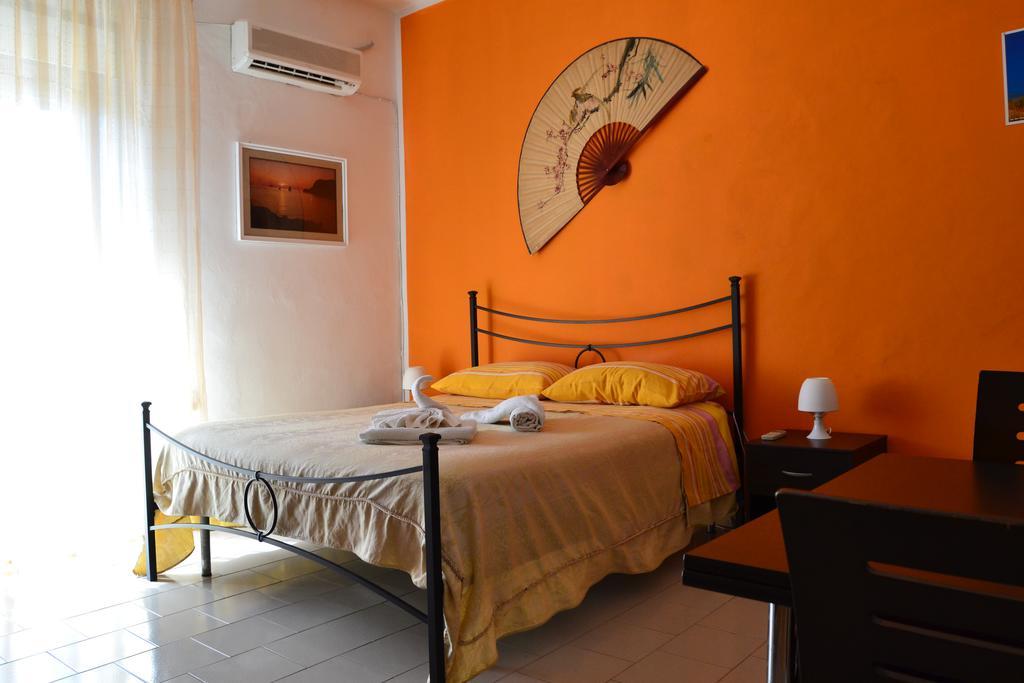 Casa Vacanze Laura Изола-делле-Феммине Экстерьер фото